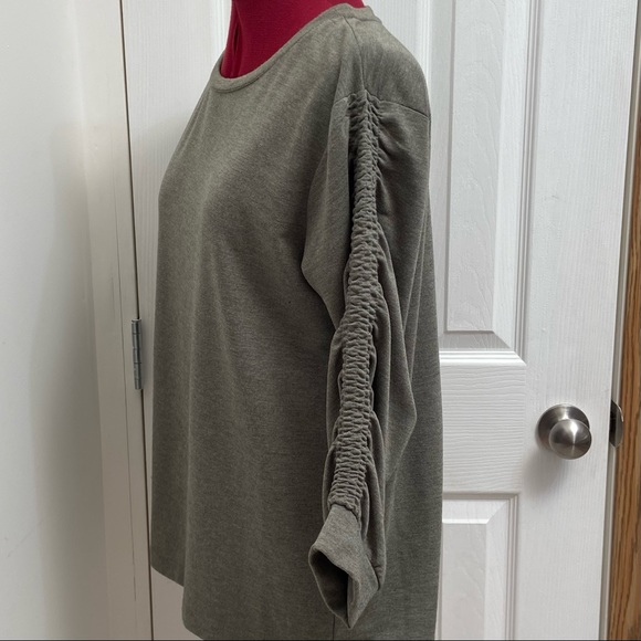 Jane and Delancey women 3/4 sleeves olive green pullover top. Size M. Pre-owned. - Picture 7 of 10